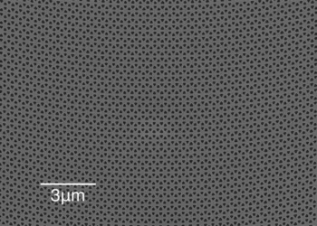 Rechtsman strained photonic crystal