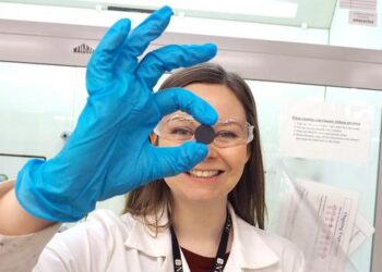 Frida Hemstad Danmo with a material