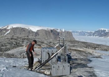 GPS stations measure daily ice loss