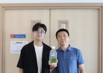 Prof. ZENG Qinglu(right) and one of the research paper author Mr LI Haofu (left), PhD student in Department of Ocean Science, showing the sample of Prochlorococcus MED4 culture.