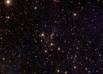 Abell 2390 is a galaxy cluster, a giant conglomeration of many galaxies like the Milky Way. Around 50,000 galaxies can be seen here. Such clusters contain huge amounts of mass, much of which is dark matter. Abell 2390 lies 2.7 billion light-years away in