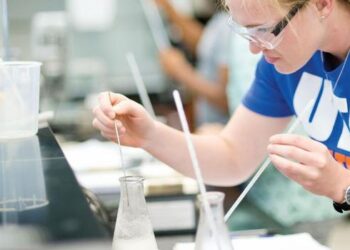 UTA biology students receive awards for excellence