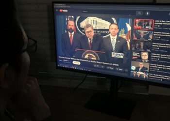 Where do cross-cutting discussions happen?: Identifying cross-cutting comments on YouTube videos of political vloggers and mainstream news outlets