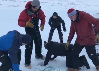 Retrieving a sediment core from Svalbard. François Lapointe, center on his knees.