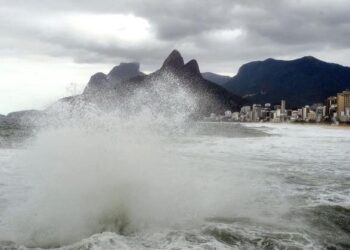 Model combines physical parameters and machine learning to predict storm tides