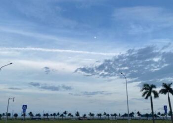 Cirrus clouds in the atmosphere over the South China Sea (Location: Zhuhai, China)