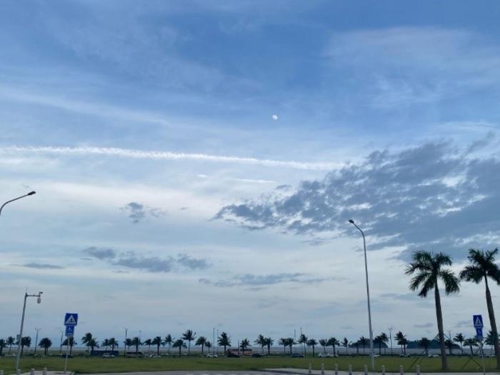 Cirrus clouds in the atmosphere over the South China Sea (Location: Zhuhai, China)