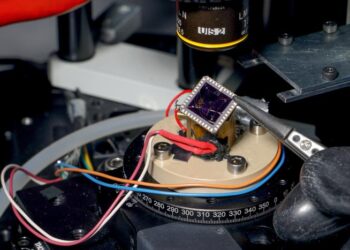 The LANES lab's 2D device made of graphene and indium selenide