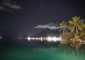 Light pollution at night over aquatic habitats in French Polynesia