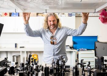 UNSW Professor Tim Schmidt in the lab
