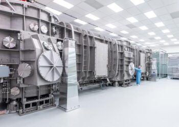 Compressor for generating ultrahigh-intensity laser pulses for coherent gamma ray research