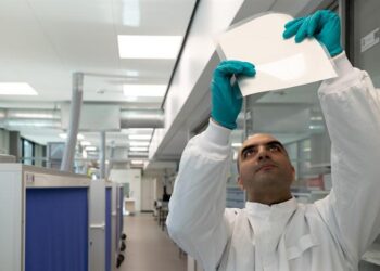 DTU researcher Mohamad Khoshkalam has invented a new material based on rock silicates for a solid-state electrolyte that has the potential to replace lithium in future electric car batteries.