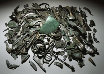 One of the largest hoards of the Late Bronze Age: this scrap hoard discovered in Weißig near Dresden weighs around 20 kilogram and is made up of 63 complete objects and 328 fragments.