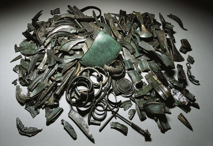 One of the largest hoards of the Late Bronze Age: this scrap hoard discovered in Weißig near Dresden weighs around 20 kilogram and is made up of 63 complete objects and 328 fragments.