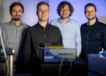 The four researchers in the quantum optics lab are Jan Heine, Philip Rübeling, Michael Kues, and Robert Johanning (from left).