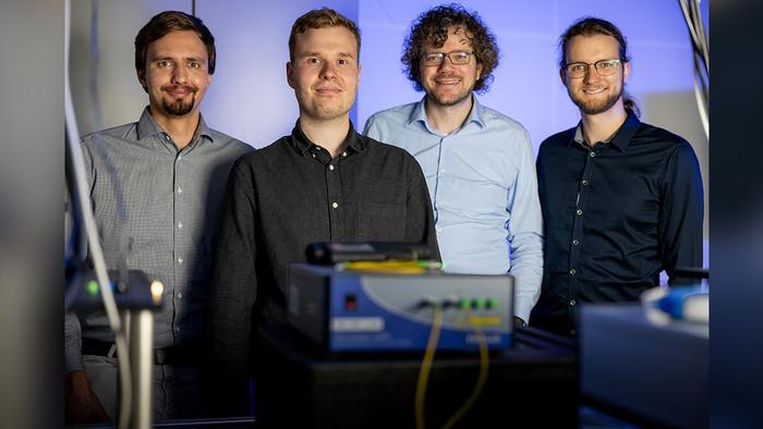 The four researchers in the quantum optics lab are Jan Heine, Philip Rübeling, Michael Kues, and Robert Johanning (from left).