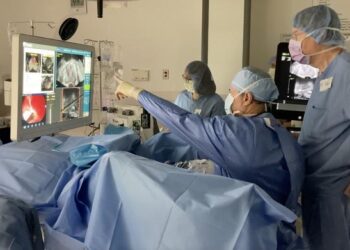 Andre Abreu, MD, a Keck Medicine of USC urologist, performs a procedure using steam to destroy prostate cancer as part of a clinical trial to determine if a water vapor system is a safe and effective treatment for prostate cancer