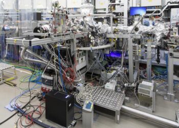 The SQS instrument’s COLTRIMS reaction microscope