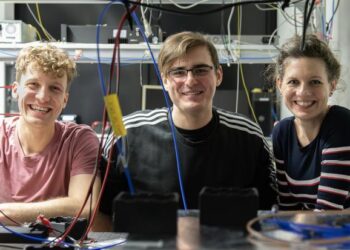 The researchers in the lab: Steven Becker, Grigorii Slinkov and Birgit Stiller.