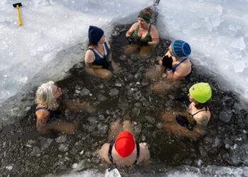 No acceleration of recovery from exercise-induced muscle damage after cold or hot water immersion in women: A randomised controlled trial