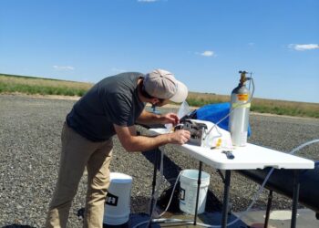 Extracting dissolved gases