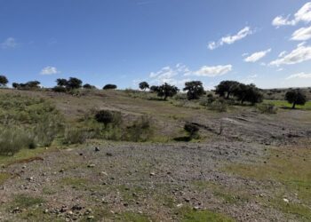 Large mining complex (approx. 200 x 50 m)