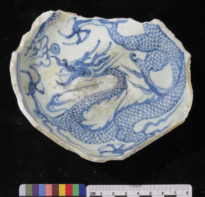 YUAN DYNASTY BLUE-AND-WHITE PORCELAIN BOWL FRAGMENT PAINTED WITH A DRAGON INSIDE, 14TH CENTURY.