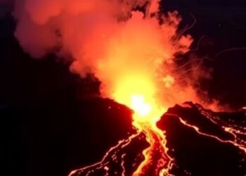 Persistent Ash Emissions During Lava Effusion Reveal Hidden Hazard of Silicic Eruptions