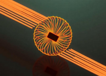 Helical Tunneling Probe Captures Atomic-Scale Spin Patterns in a 2D Altermagnet