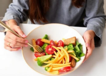 Eating With Attention: How Mindful Eating May Ease Student Distress Through Emotional Eating