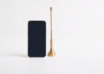 Cleverly Placed Directors Boost 28 GHz Antenna Gain for 5G Smartphones