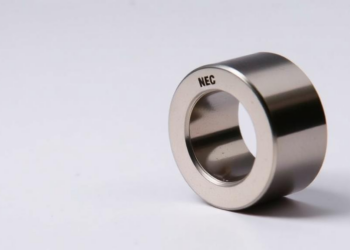 New 2D Half-Metal Magnets Predicted to Keep Their Spin at 550 K