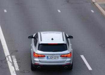 Deep Reinforcement Learning Teaches Autonomous Cars to Change Lanes Safely and Smoothly
