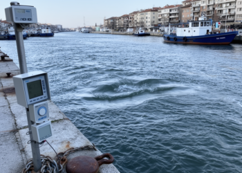 Varna canal measurements reveal hazardous short-period water oscillations