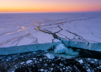 Rapid warming could trigger self-sustained Antarctic ice retreat below known thresholds, model study finds