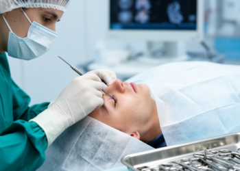 Blunt-Needle Eye Block Through the Conjunctiva Eases Pain in Randomized Trial