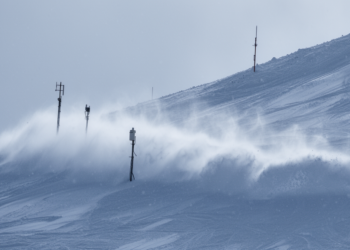 Small-Scale Snow Avalanche Experiments Reveal Pressure Fluctuations and Erosion Effects