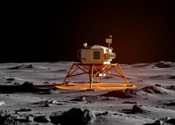 Solid-Fueled Lunar Lander Learns to Stick the Landing with Real-Time Trajectory Replanning