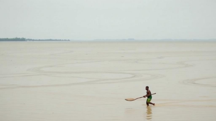 Climate Shocks Push Coastal Bangladesh to the Brink, but Poverty Decides Who Leaves