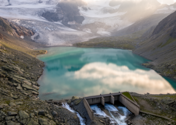 Alpine Lakes and Reservoirs Flatten Hourly Flood Peaks Far More Than Daily Ones