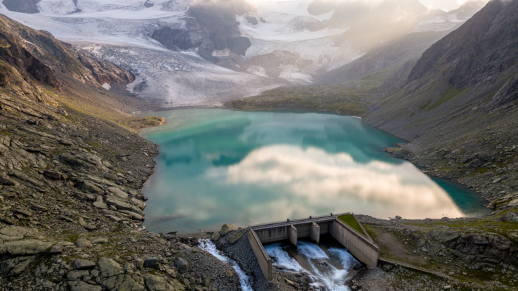 Alpine Lakes and Reservoirs Flatten Hourly Flood Peaks Far More Than Daily Ones