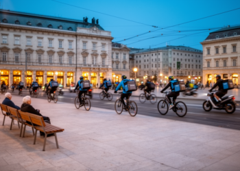 How a Budapest Square Lost Its Pause: Renewal, Delivery Apps and the Thinning of Public Life